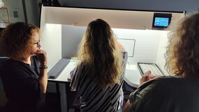 Petit groupe devant table de mirage