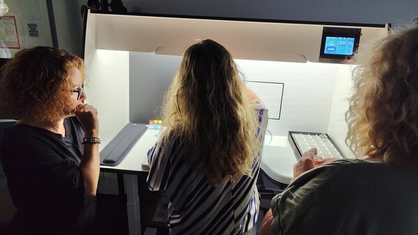 Petit groupe devant table de mirage